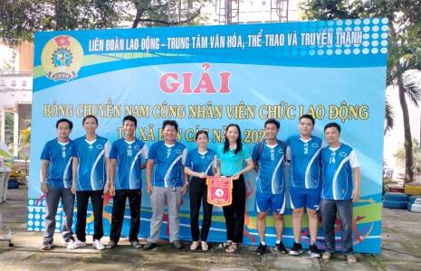 Công đoàn viên Trường TH Trần Quốc Tuấn phối hợp tham gia giải bóng chuyền cấp thị xã.