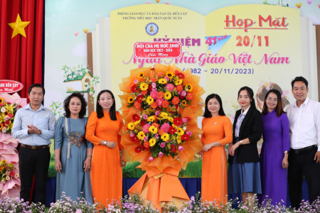 Trường TH Trần Quốc Tuấn tổ chức họp mặt ngày 20.11.2023