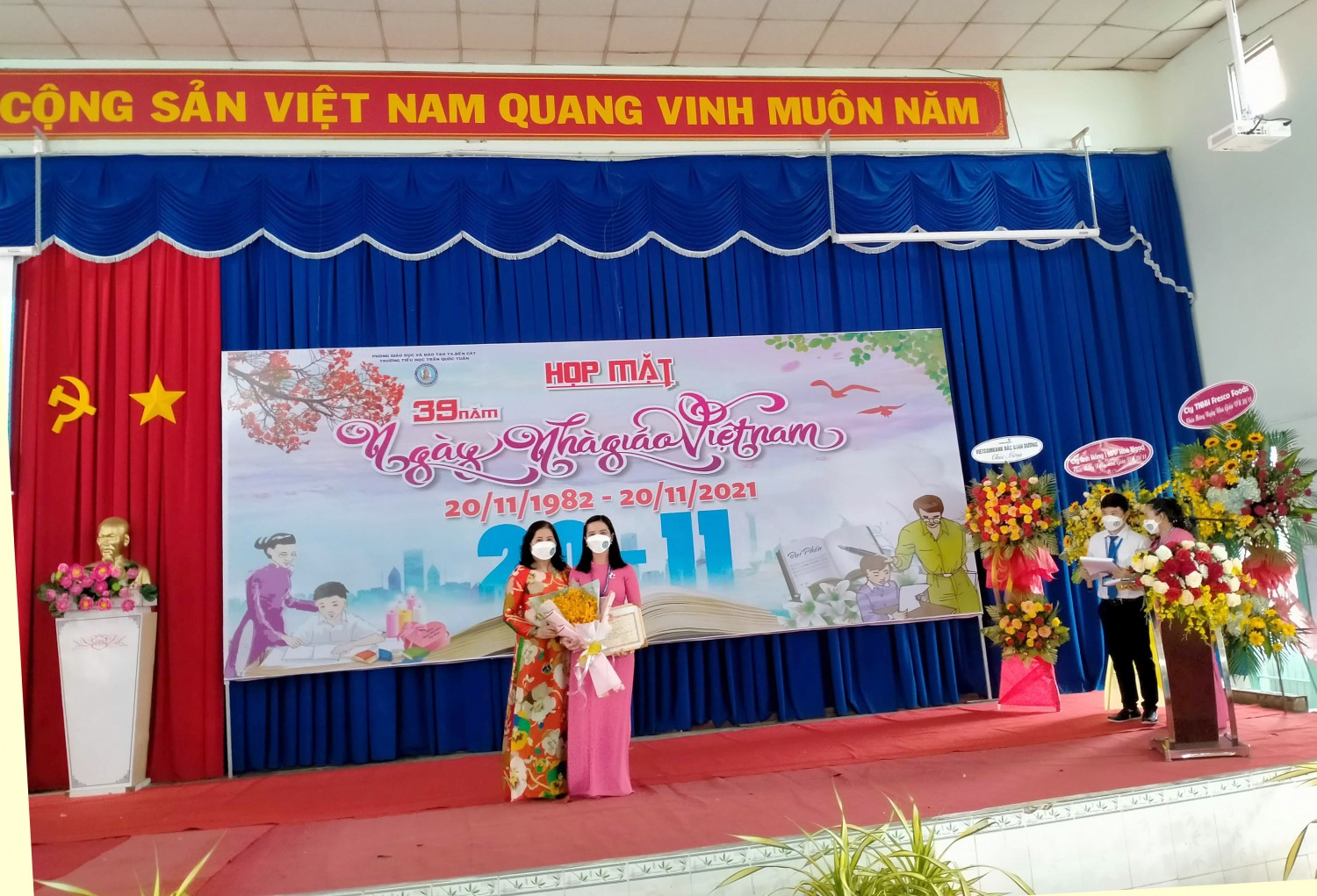 Co Minh nhan bang khen cho truong