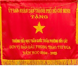 TRƯỜNG TIỂU HỌC TRẦN QUỐC TUẤN _ BẾN CÁT VINH DỰ ĐƯỢC ĐÓN NHẬN CỜ THI ĐUA “ĐƠN VỊ DẪN ĐẦU PHONG TRÀO THI ĐUA NĂM HỌC 2024 - 2025” CỦA ỦY BAN NHÂN DÂN THÀNH PHỐ HỒ CHÍ MINH.