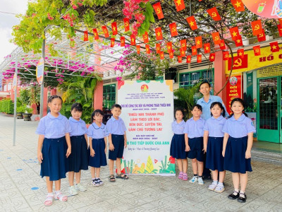 Liên đội TH Trần Quốc Tuấn trang trí Bảng chủ đề năm học 2026-2027