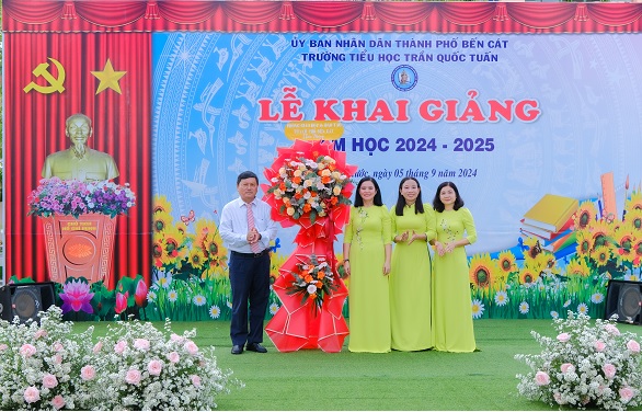 Lãnh đạo phòng GD chúc mừng NH mới 2024-2024