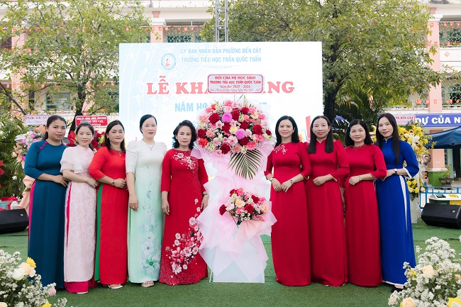 CMHS tặng hoa khai giảng 26-27