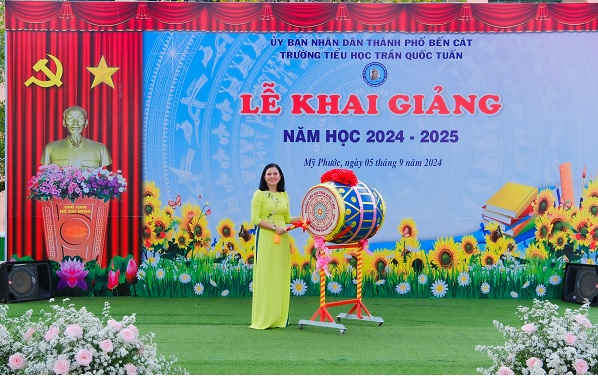 Hiệu trưởng đánh trống khai giảng NH 2024-2025