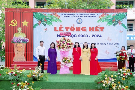 Ban đai dien tặng hoa