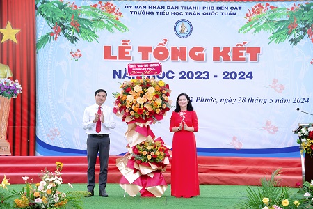 Phường MP tặng hoa