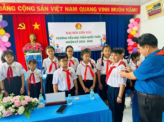 04 Trao cấp hiệu