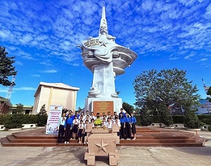 CHI ĐOÀN, LIÊN ĐỘI TRƯỜNG TH TRẦN QUỐC TUẤN TỔ CHỨC VIẾNG TƯỢNG ĐÀI QUÂN DÂN BẾN CÁT ANH HÙNG